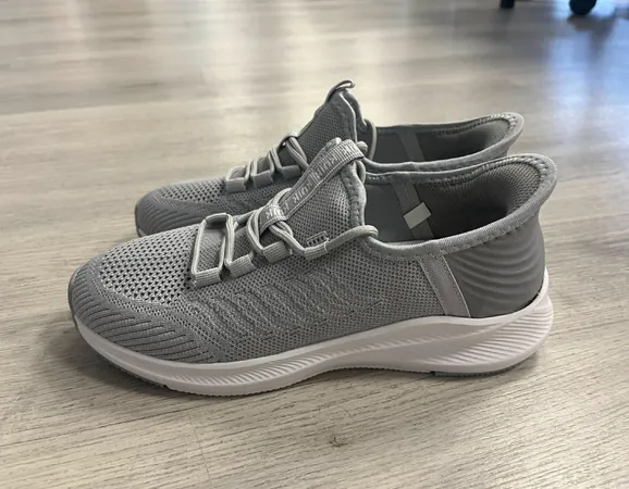 Placing Zuekkos Slipix flat on the floor in front of your feet